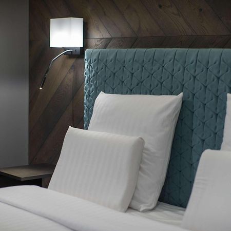 ホテル プルマン リガ オールド タウン エクステリア 写真 A bed with a headboard