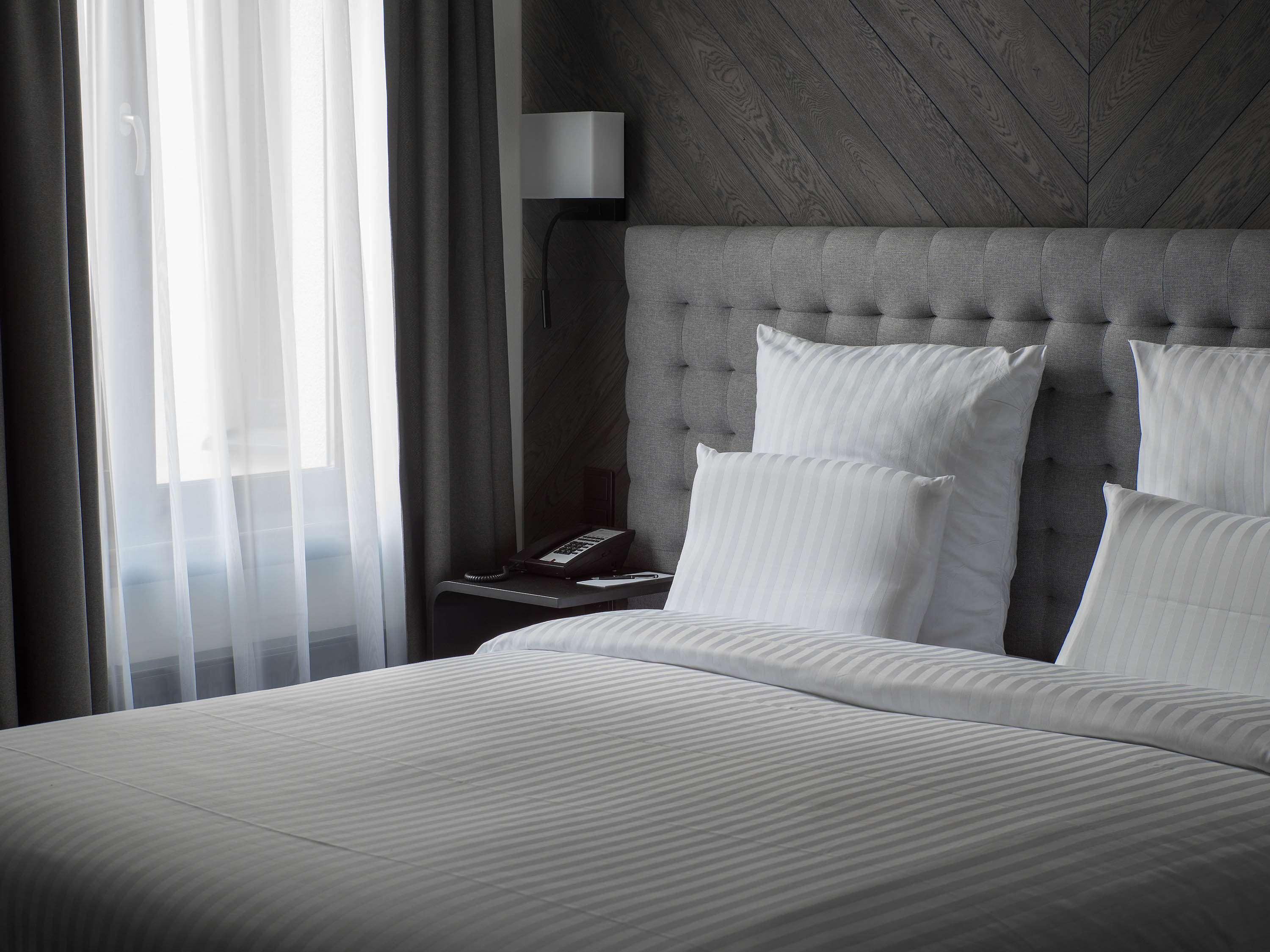 ホテル プルマン リガ オールド タウン エクステリア 写真 A bed with white sheets