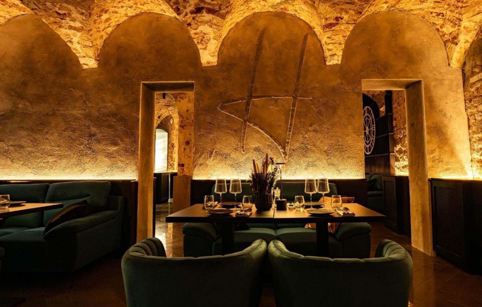 ホテル プルマン リガ オールド タウン エクステリア 写真 Restaurant in the basement of the hotel