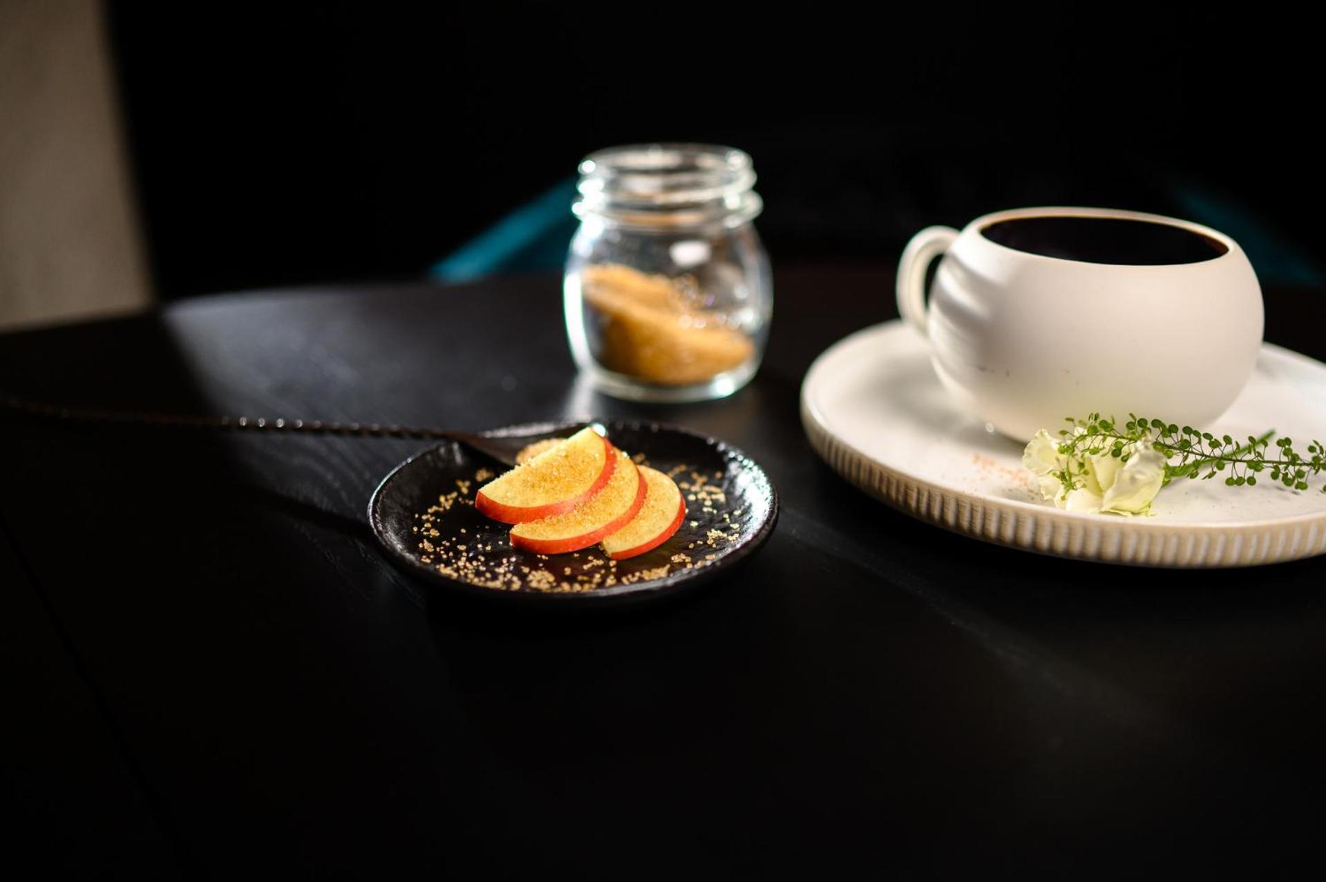 ホテル プルマン リガ オールド タウン エクステリア 写真 A cup of coffee with a jar of sugar and a plate of lemon