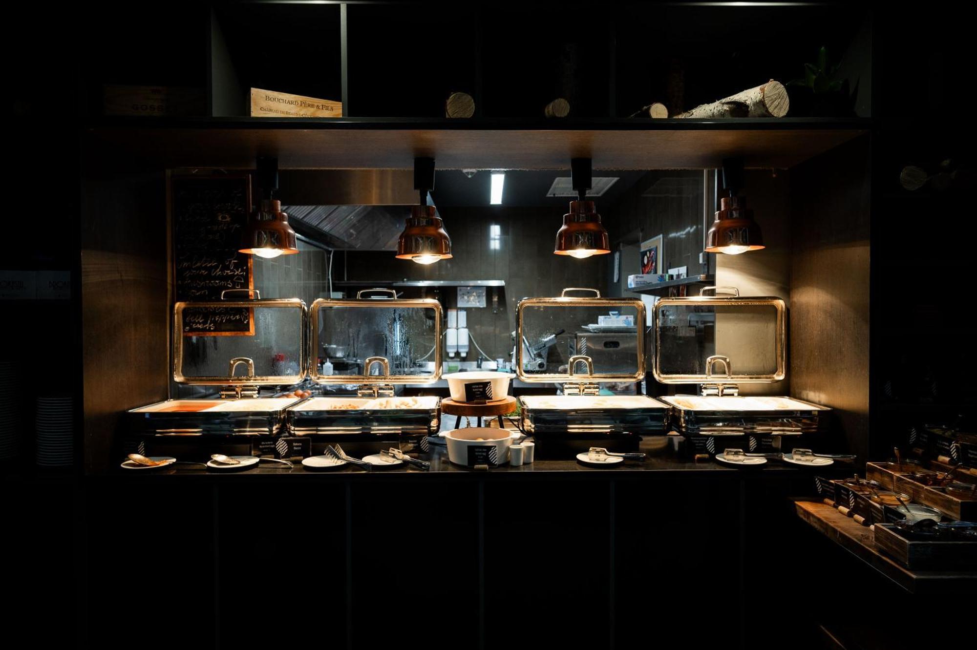 ホテル プルマン リガ オールド タウン エクステリア 写真 The open kitchen at the restaurant