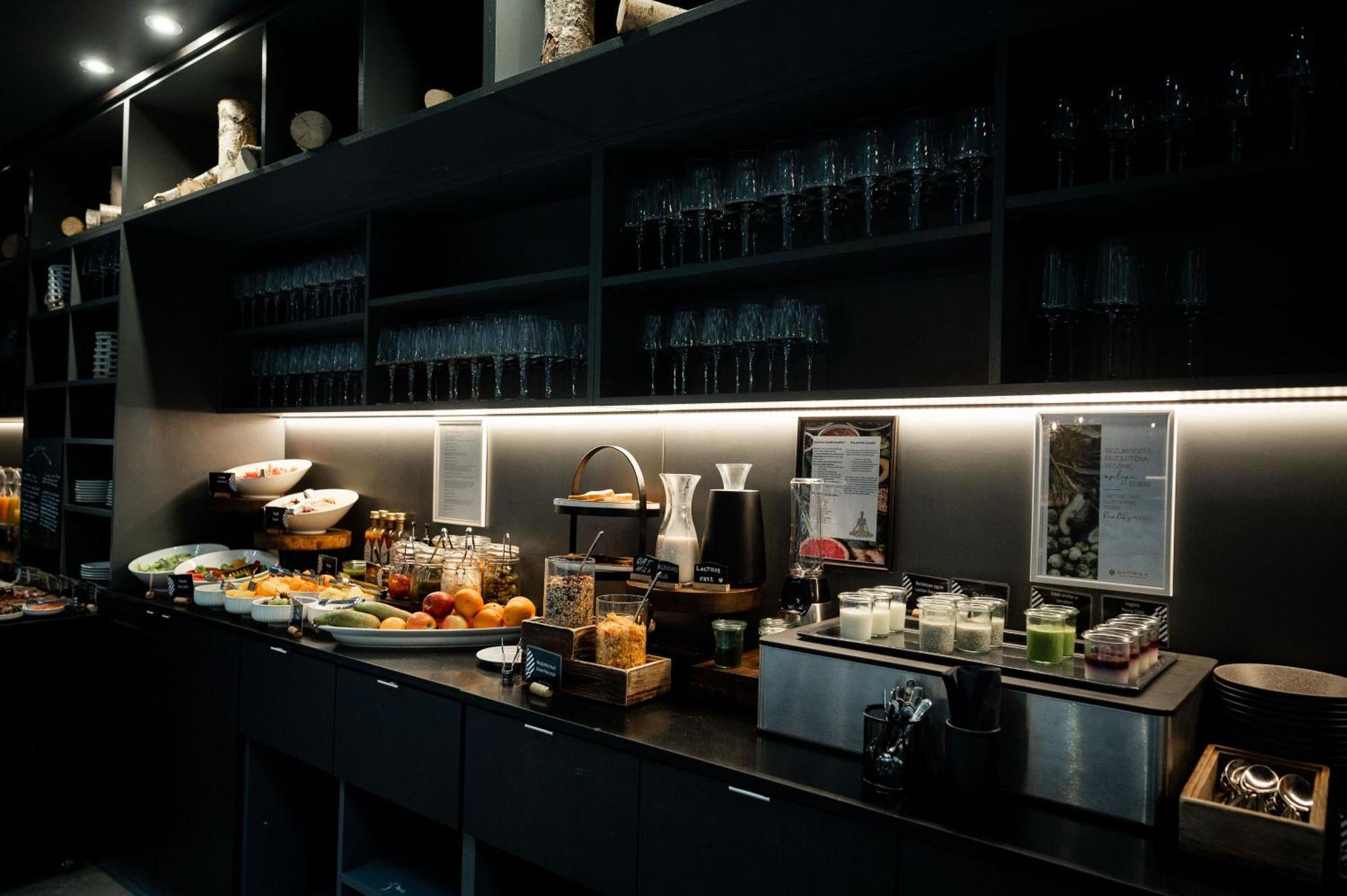 ホテル プルマン リガ オールド タウン エクステリア 写真 The buffet at the lounge