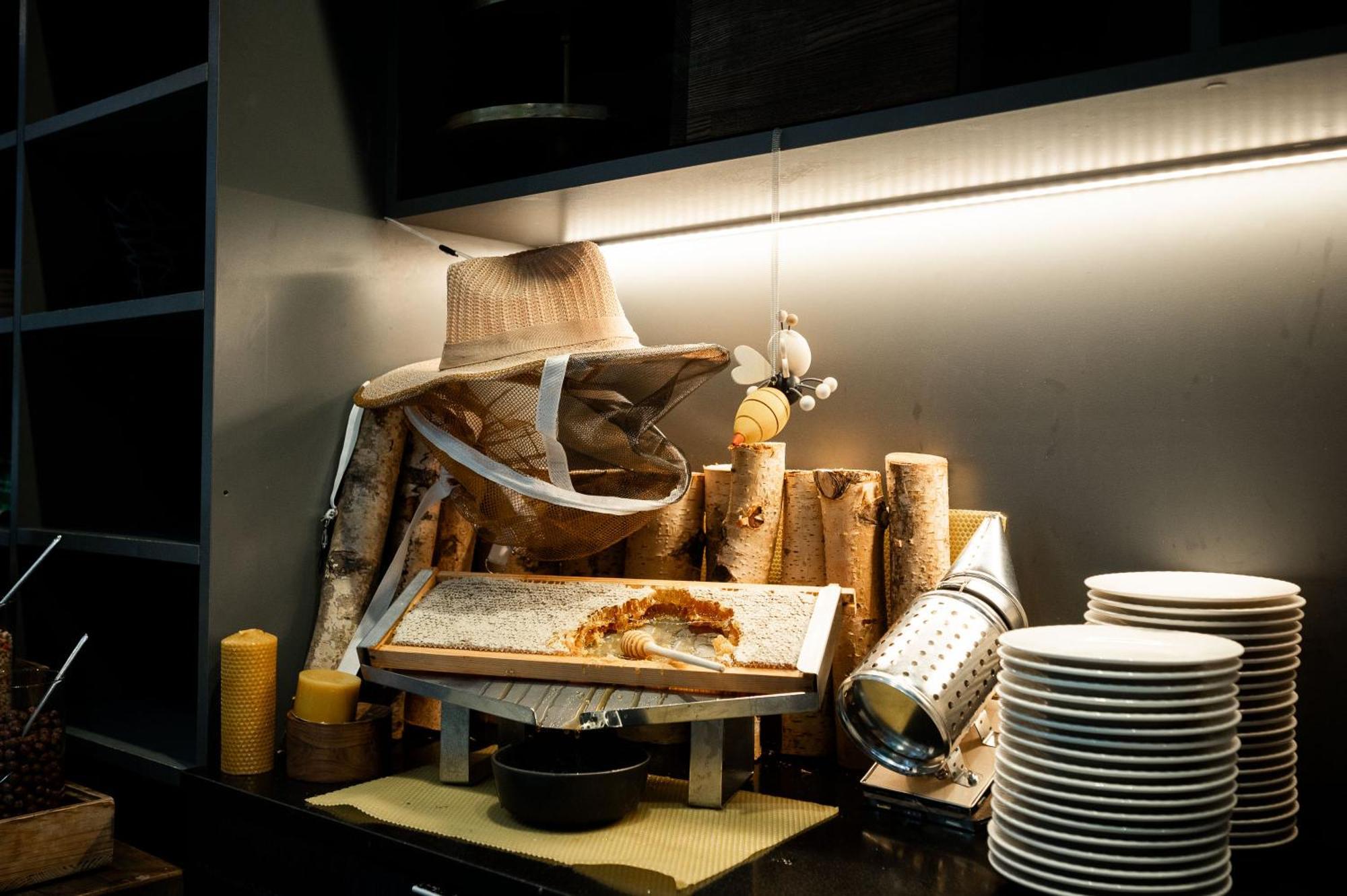 ホテル プルマン リガ オールド タウン エクステリア 写真 A display of a whole duck at a restaurant