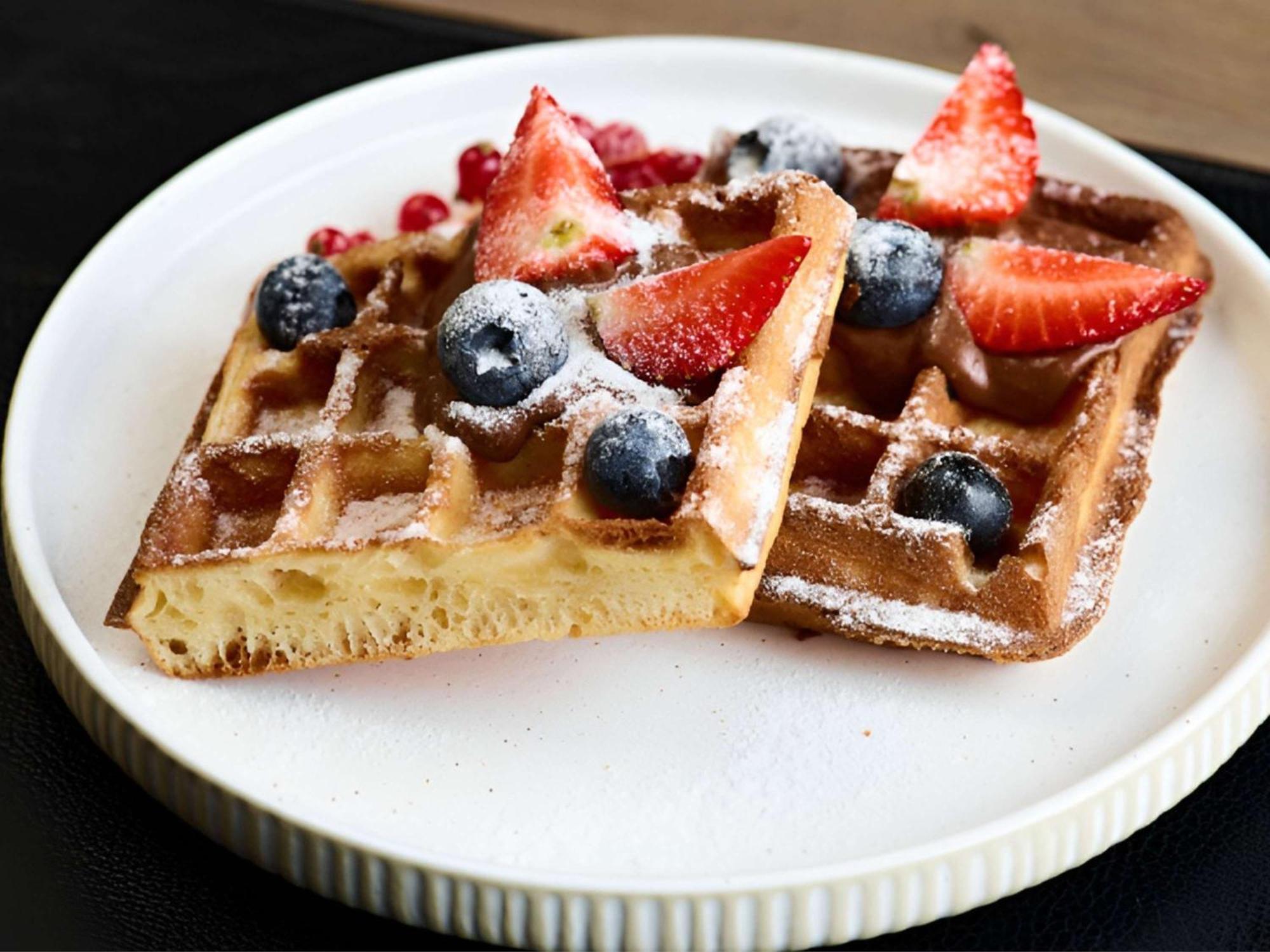 ホテル プルマン リガ オールド タウン エクステリア 写真 A square Liège waffle with fruit