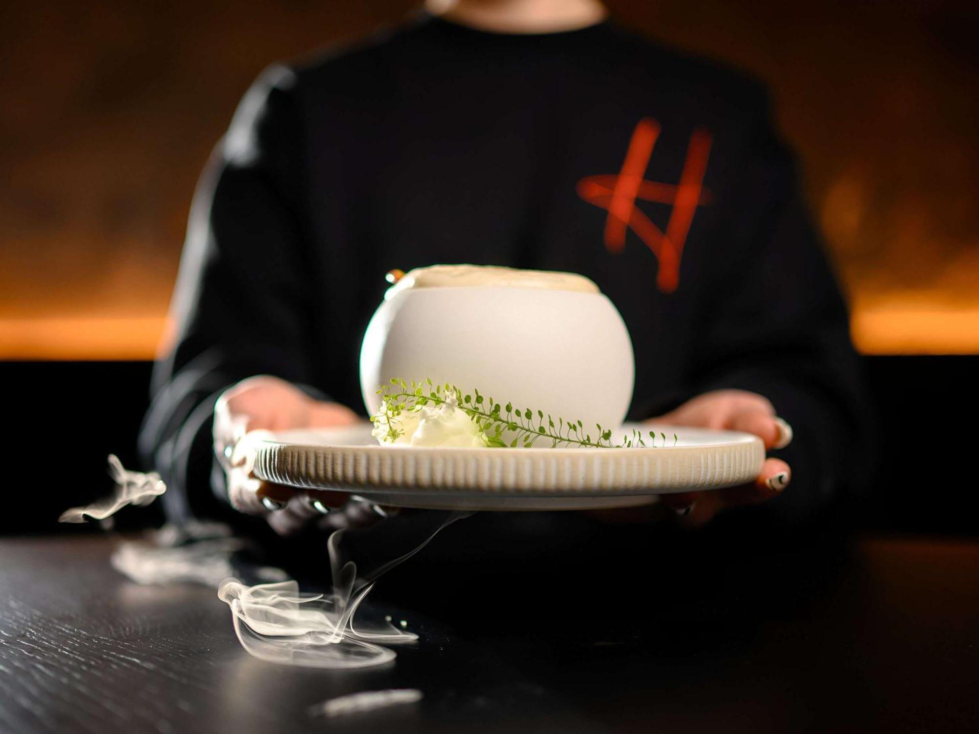 ホテル プルマン リガ オールド タウン エクステリア 写真 A waiter serving a dish at the restaurant