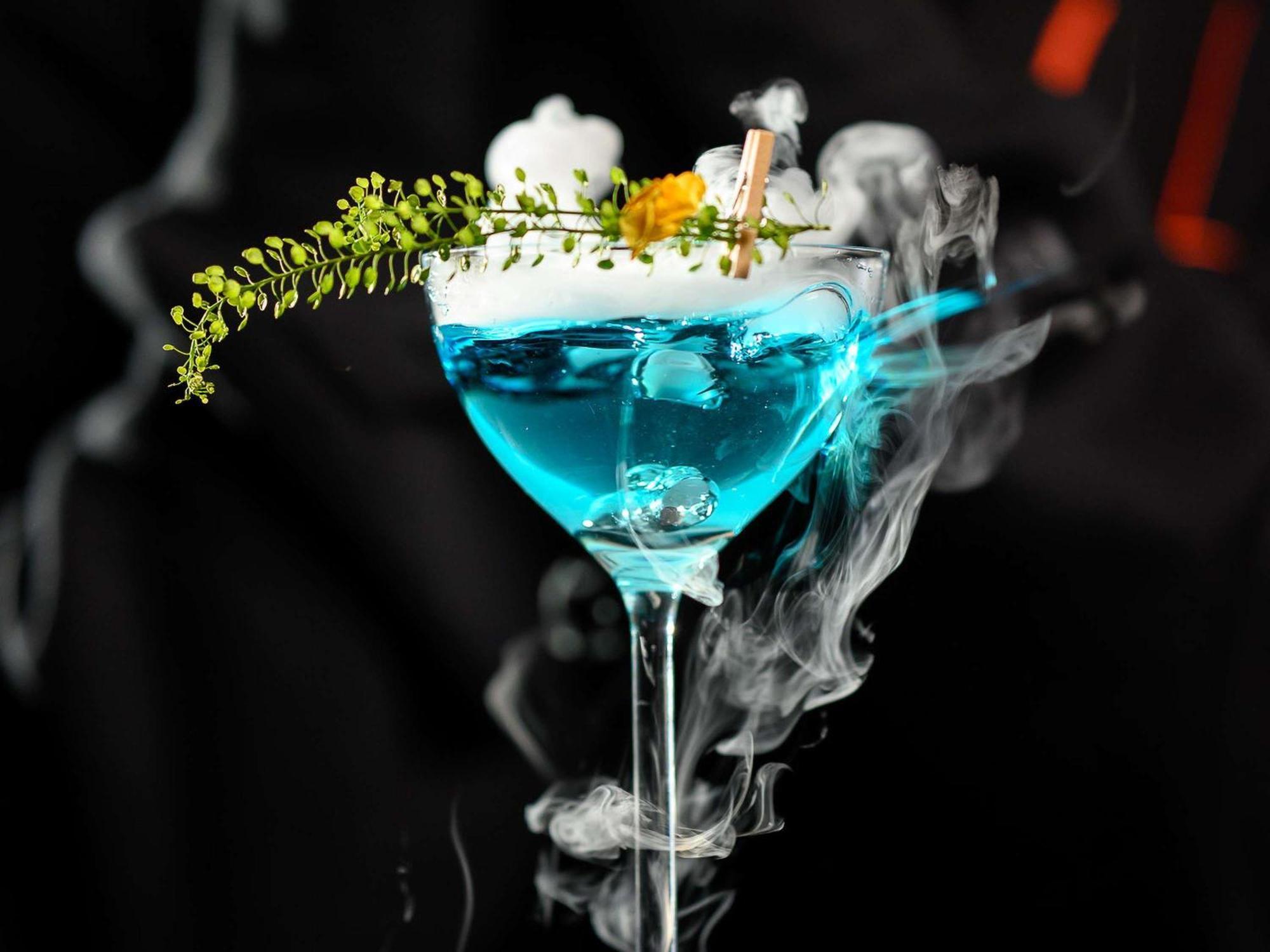 ホテル プルマン リガ オールド タウン エクステリア 写真 A cocktail prepared with liquid nitrogen