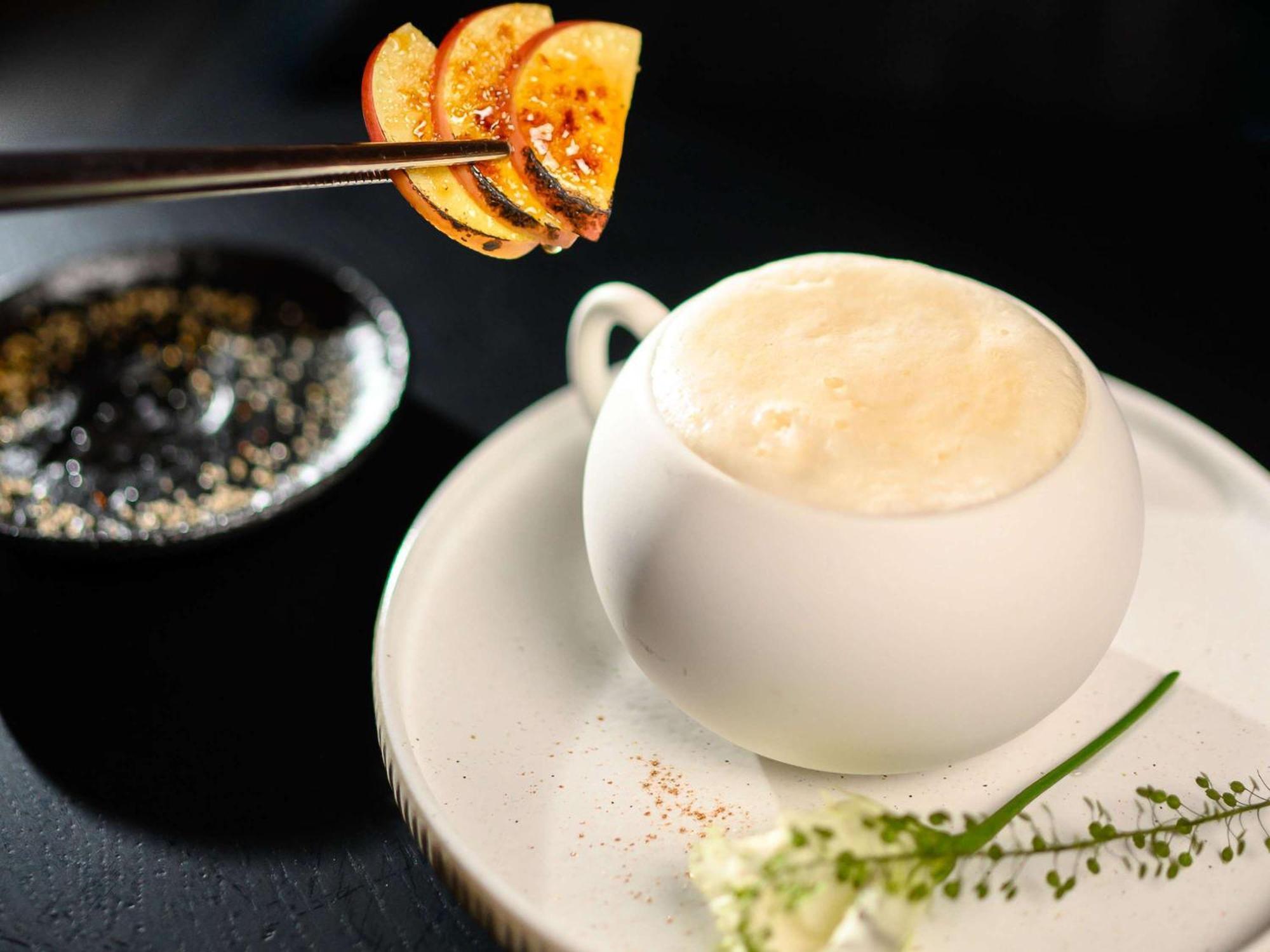 ホテル プルマン リガ オールド タウン エクステリア 写真 A cup of coffee with a slice of orange