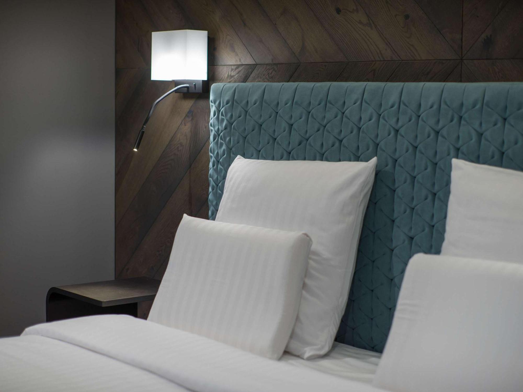 ホテル プルマン リガ オールド タウン エクステリア 写真 A bed with a headboard